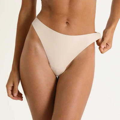 Tanga anti-cameltoe beige sans couture Alynéa, invisible sous toutes les tenues, même les plus moulantes.